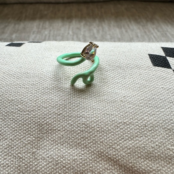 💚 Light Green Baby Tendril Vine Enamel Ring ✨ - Picture 13 of 13